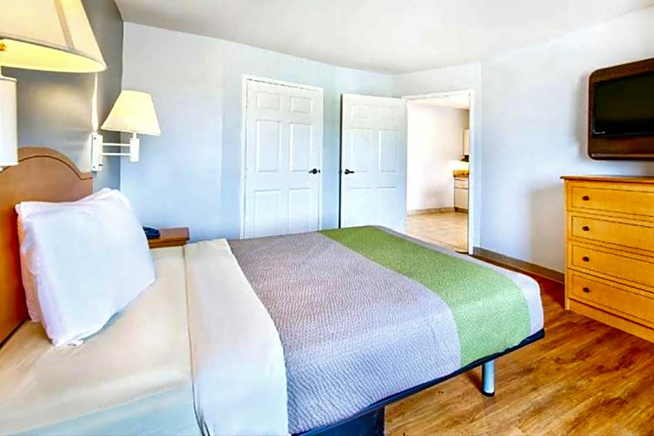 OYO Hotel Sulphur Kitchenette Daily Weekly Stays