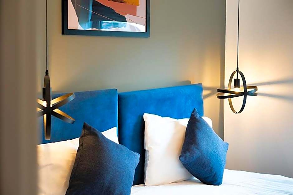 Adam Court Apartments - PE1 - Contractor Friendly - Choice of Studios or 1 Bed Apartments - Free Parking - Sofa Beds - Sky TV - Full Kitchen - Washer Dryer - WiFi