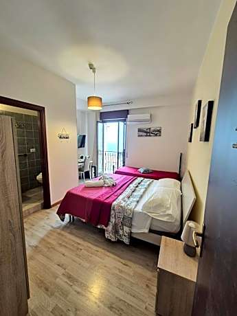 Deluxe Double Room with Side Sea View