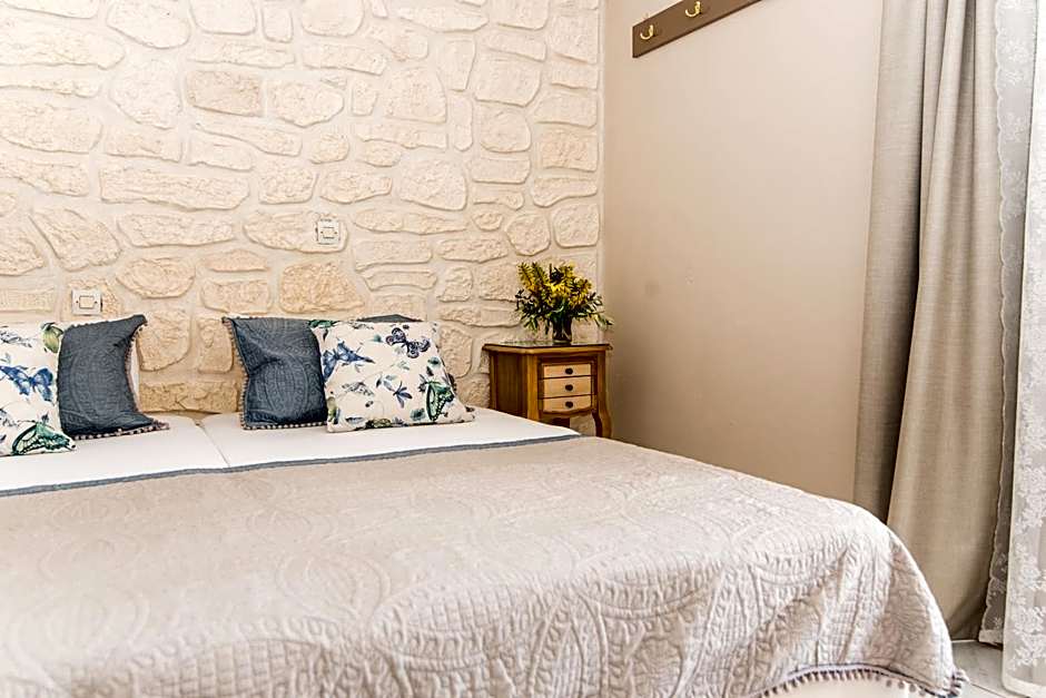 Silver Sun Studios & Apartments