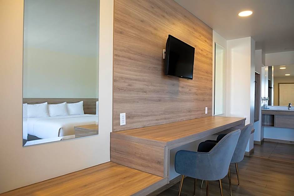 La Huerta Inn & Suites