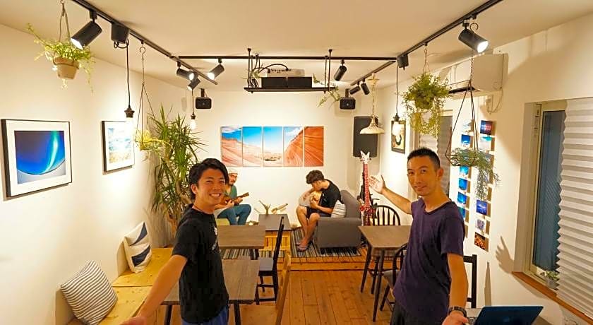 IZA Enoshima Guest House & Bar