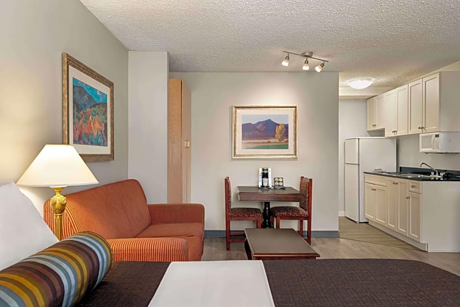 Travelodge by Wyndham Abbotsford Bakerview