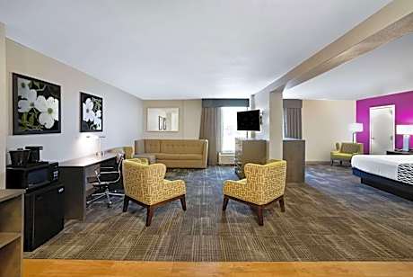 King Suite with Pool View - Non-Smoking