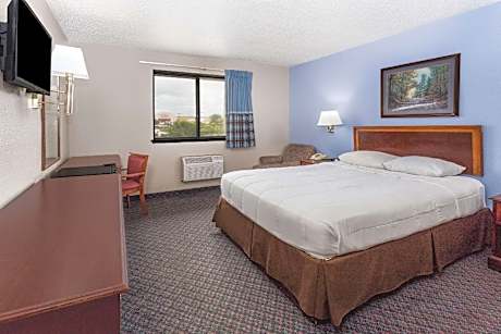 1 Queen Bed - Non-Smoking