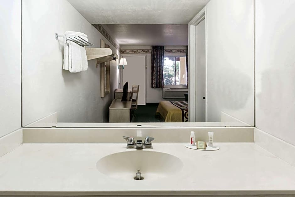 Super 8 by Wyndham Cottonwood