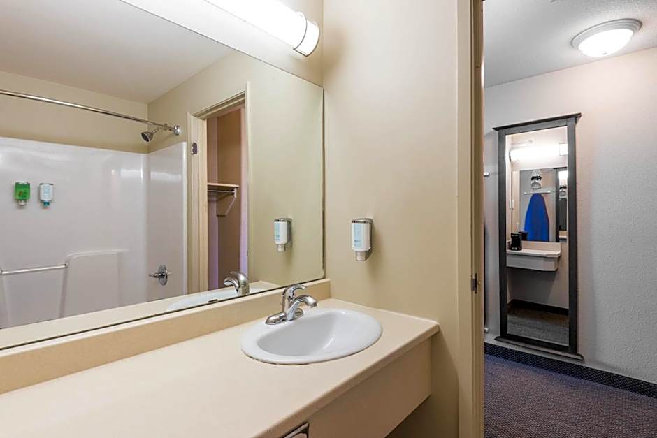 Super 8 by Wyndham Windsor NS