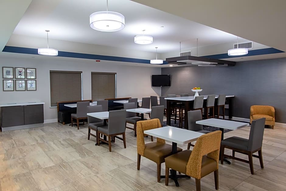 La Quinta Inn & Suites by Wyndham Houston - Normandy