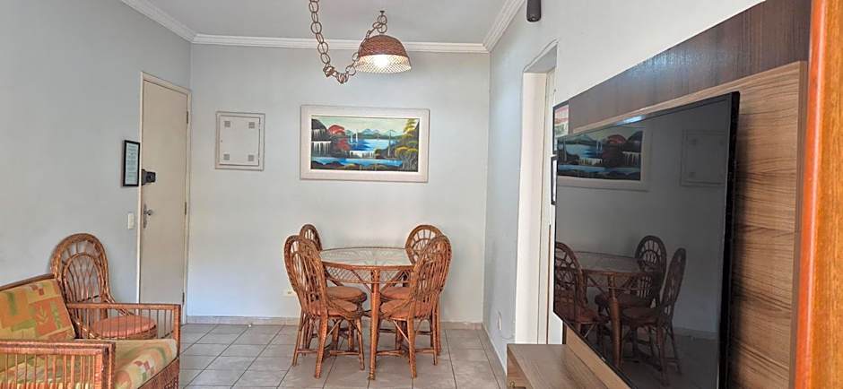 ESD01- Ar Condicionado 5min a pé da Praia da Enseada, Apartamento