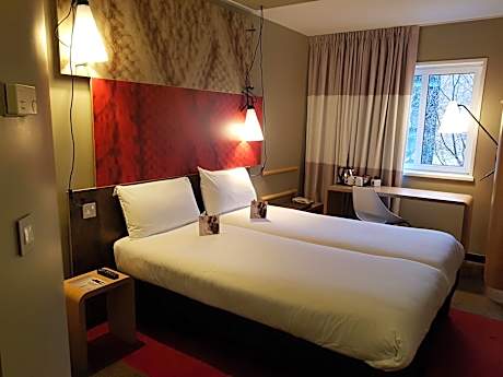 twin room with 2 beds