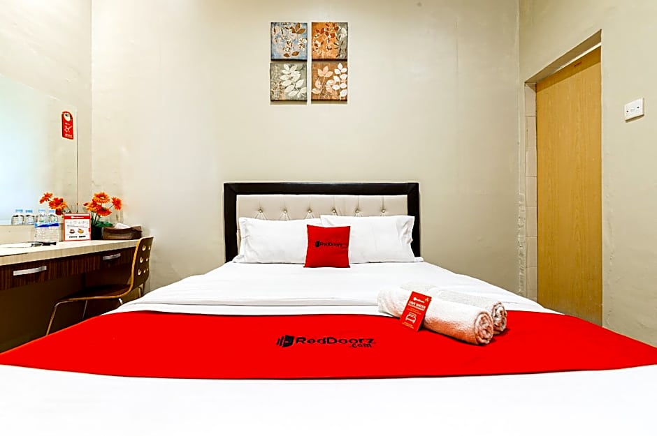 Photo 1 of 47 of RedDoorz Plus near Universitas Sumatera Utara