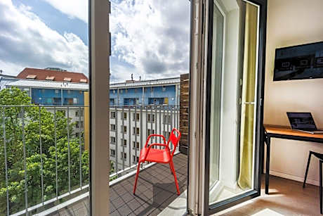 Apartment S - Queen bed and balcony