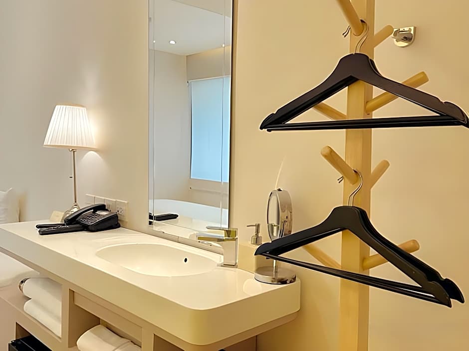 YELLO ROOMS Victory Monument