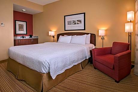 One-Bedroom King Suite with Tub - Mobility/Hearing Accessible