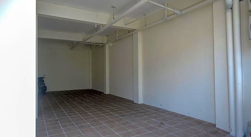 RedDoorz Plus near Pasar Gede Solo