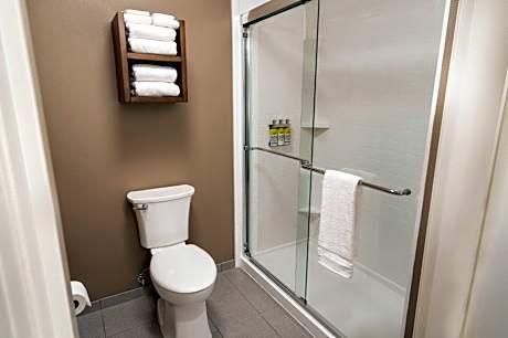 One-Bedroom Queen Room with Two Queen Beds and Mobility Accessible Tub - Non-Smoking