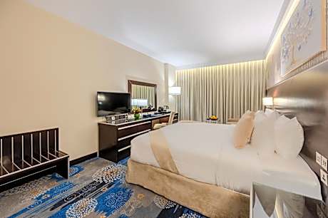 Junior Suite with Queen Bed