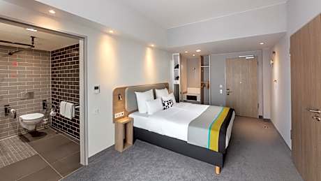 Standard Queen Room - Accessible