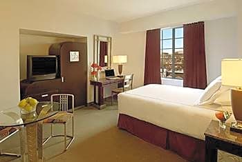 Carlyle Suites Hotel