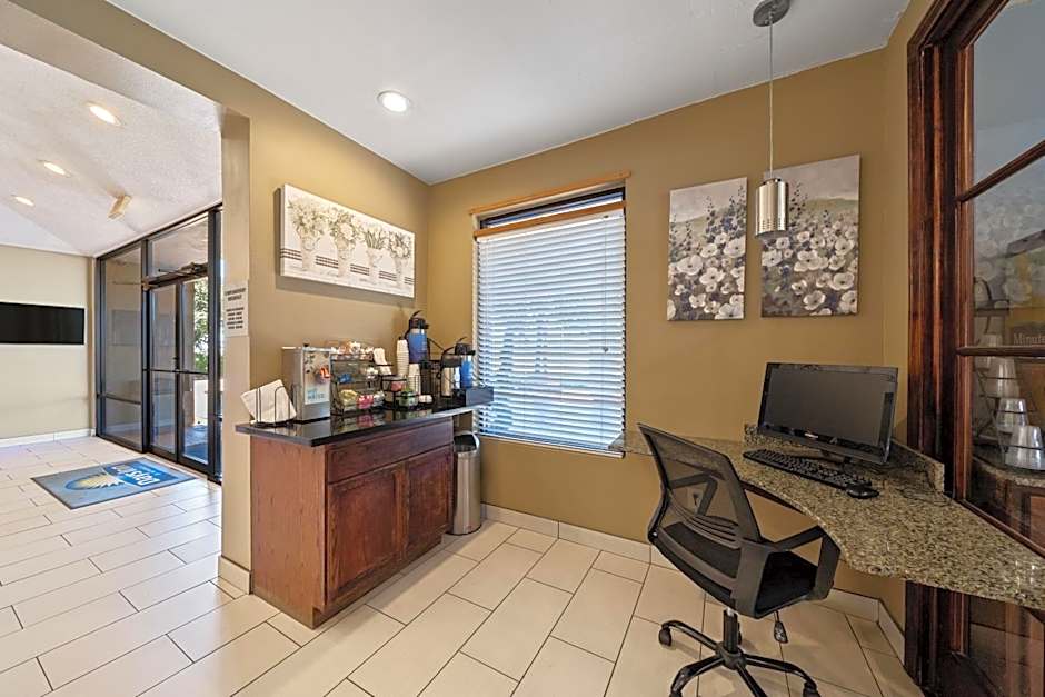 Days Inn by Wyndham Round Rock