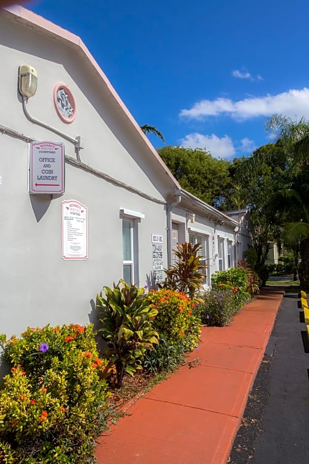 Richard's Motel Courtyard