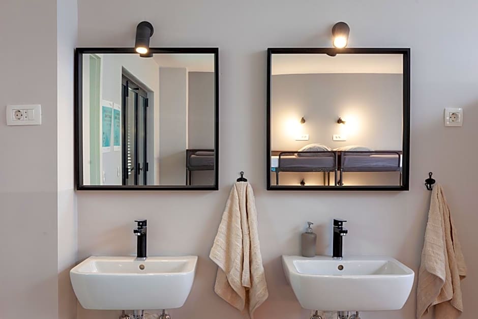 SUBTUB Hostel Makarska