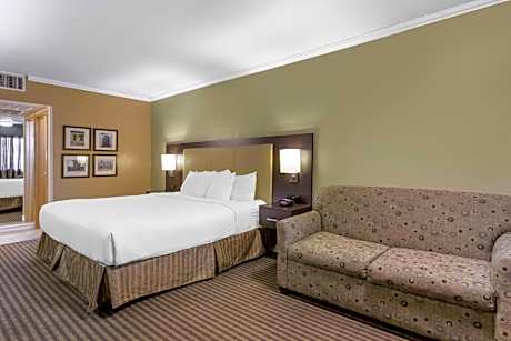 King Suite with Roll in Shower - Non-Smoking