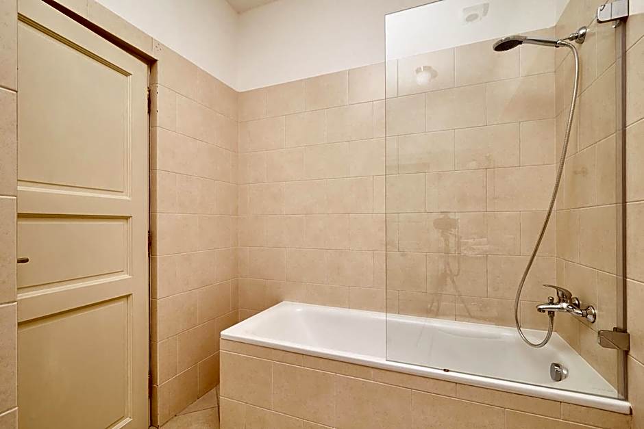 Three Golden Crowns Apartments