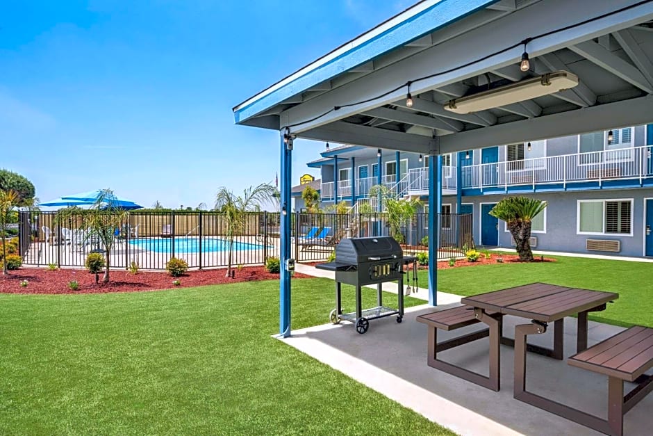 Super 8 by Wyndham Lindsay Olive Tree
