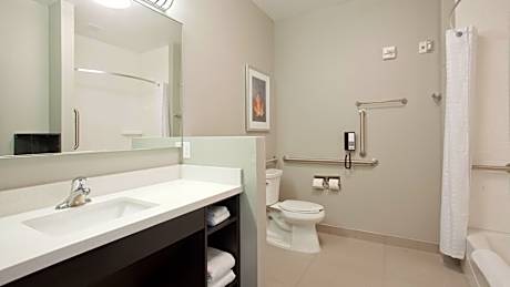 Studio Suite with Two Queen Beds and Hearing Mobility Accessible Tub