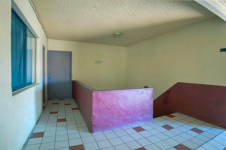 Royal Holiday Motel By Belvilla Gallup I-40