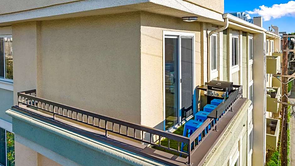 Beverly Hills Penthouse 2 BR Apt with Parking 407