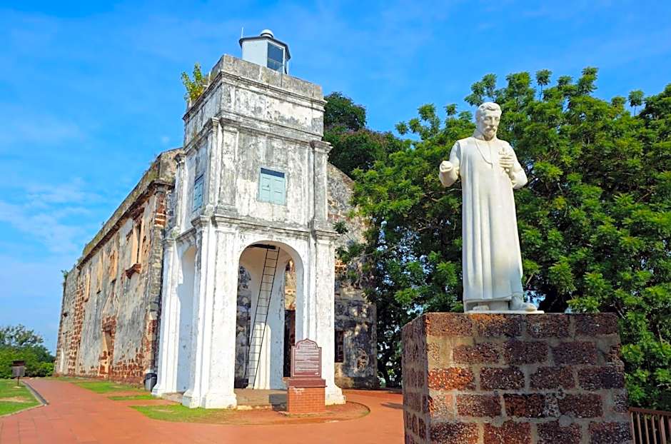 Cozy Riverside Hotel