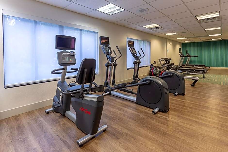 Holiday Inn Express and Suites Milwaukee NW Park Place By IHG