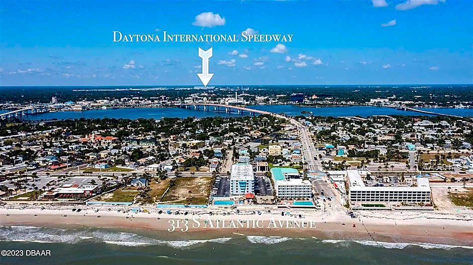 Luxury Beachfront Studio - Private Balcony with Ocean View - Heated Pool - Hot Tub - Tiki Bar - Sauna