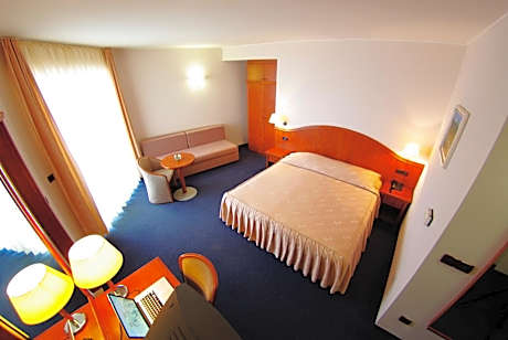 Twin Room with Balcony and Park View