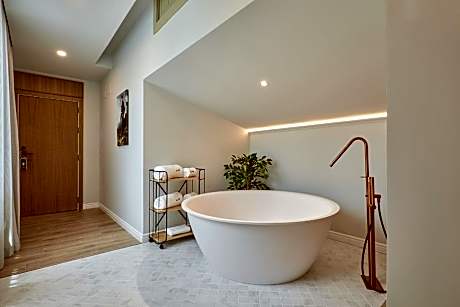 Junior Suite with Bathtub