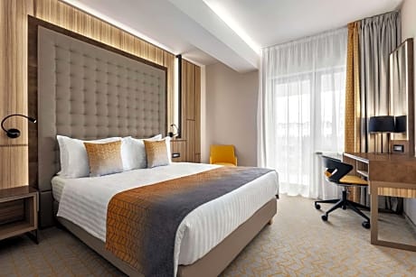 1 King Bed, Non-Smoking