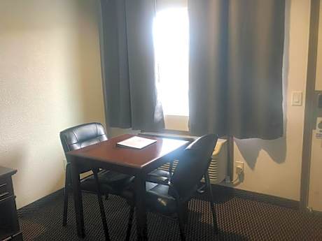 Queen Room - Non-Smoking