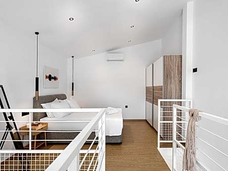 Queen Suite with Pool View