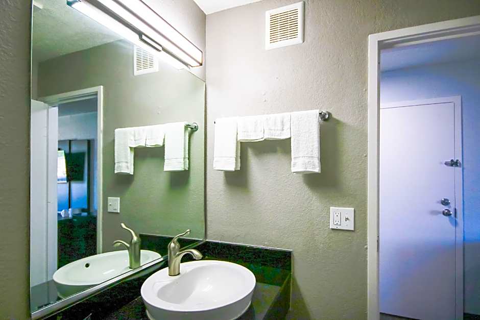 Motel 6 Topeka, KS - Northwest