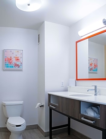 1 King Mobility Access With Tub Nonsmoking