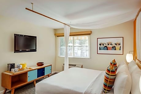 Queen Room with Roll-In Shower - Disability Access