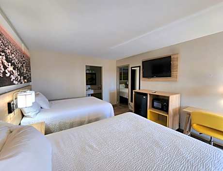 Double Room with Three Double Beds - Smoking