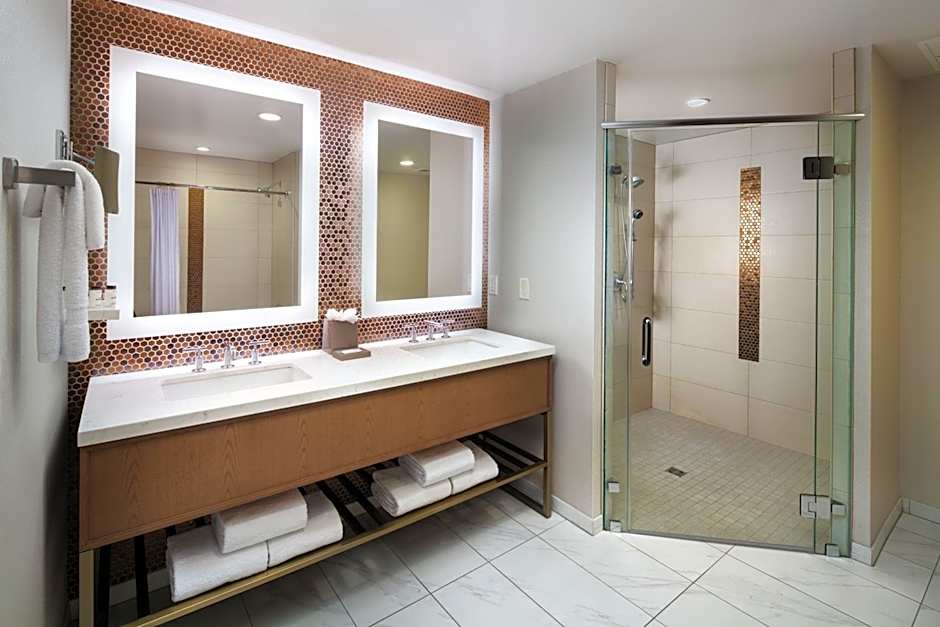 Sheraton Redding Hotel at the Sundial Bridge