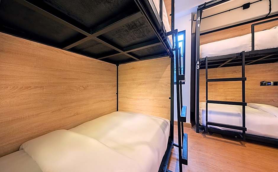 Siam Subway Hostel and Cafe