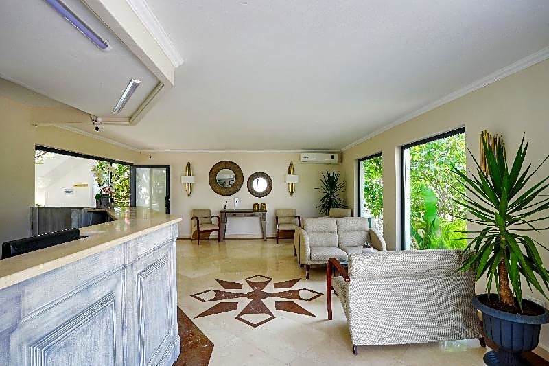 Moonshine Hotel & Suites