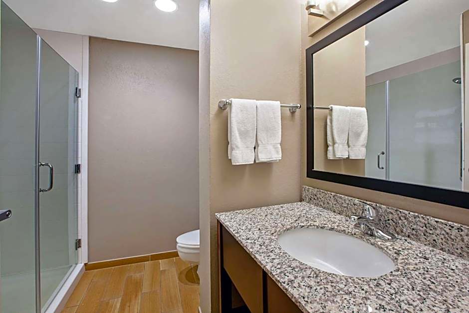 La Quinta Inn & Suites by Wyndham Detroit Metro Airport