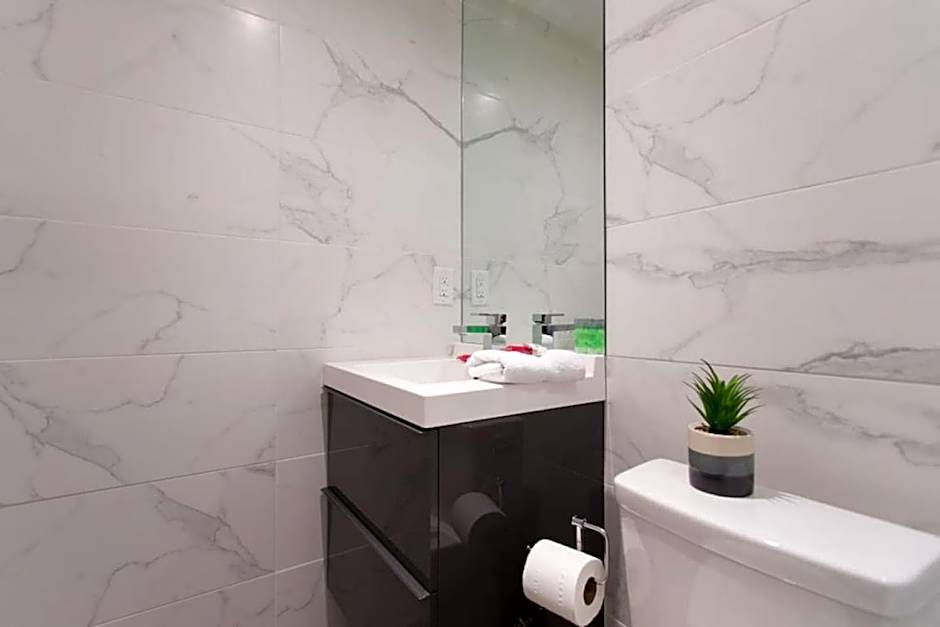 Palms Little Italy Studio with full bathroom by Denstays