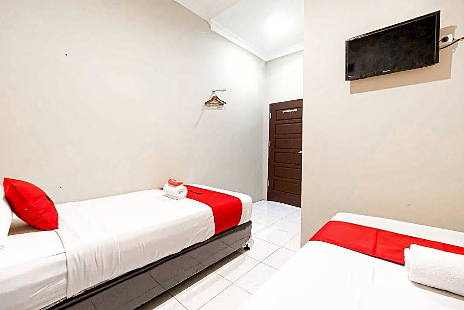 RedDoorz Syariah near Jam Gadang Bukit tinggi 2